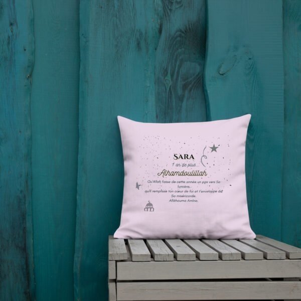 Coussin islamique premium enfant personnalisé – 1 an de plus couleur rose (insert inclus) – Image 2