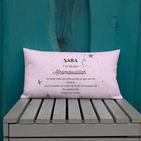 Coussin islamique premium enfant personnalisé – 1 an de plus couleur rose (insert inclus) – Image 4