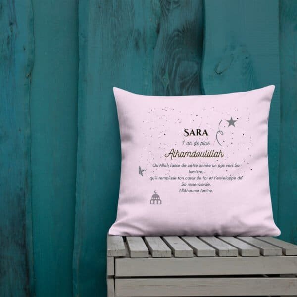 Coussin islamique premium enfant personnalisé – 1 an de plus couleur rose (insert inclus)